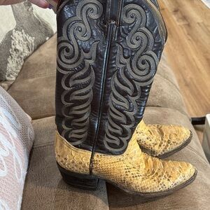Stylish Black and Tan Cowboy Boots